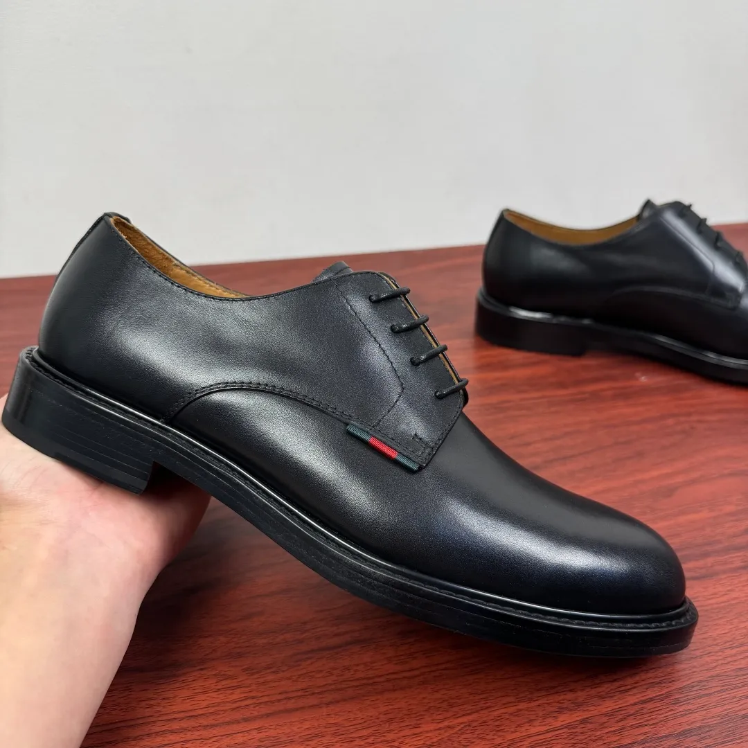 Batch 980 Gucci/Gucci new autumn men's lace-up derby shoes! Crafted from smooth, glossy cow leather, these lace-up shoes have an elegant and sophisticated silhouette that reflects the brand's classic elegance. European style last type Precisely cut upper from a whole piece of leather High-quality leather material with full texture Excellent gloss Excellent toughness, classic red and green webbing decoration Layered splicing design style, loose sneakers Native dyed calfskin lining Uniform and fine perforations, soft and comfortable Thickened leather outsole, composite rubber sole at the heel, excellent foot comfort, wear-resistant and non-slip, the first choice for light luxury, versatile for the foot, comes with a full set of packaging! Size: 39-40-41-42-43-44 leather shoe size (can be customized to 38.45.46) Item number: 812142 Cowhide